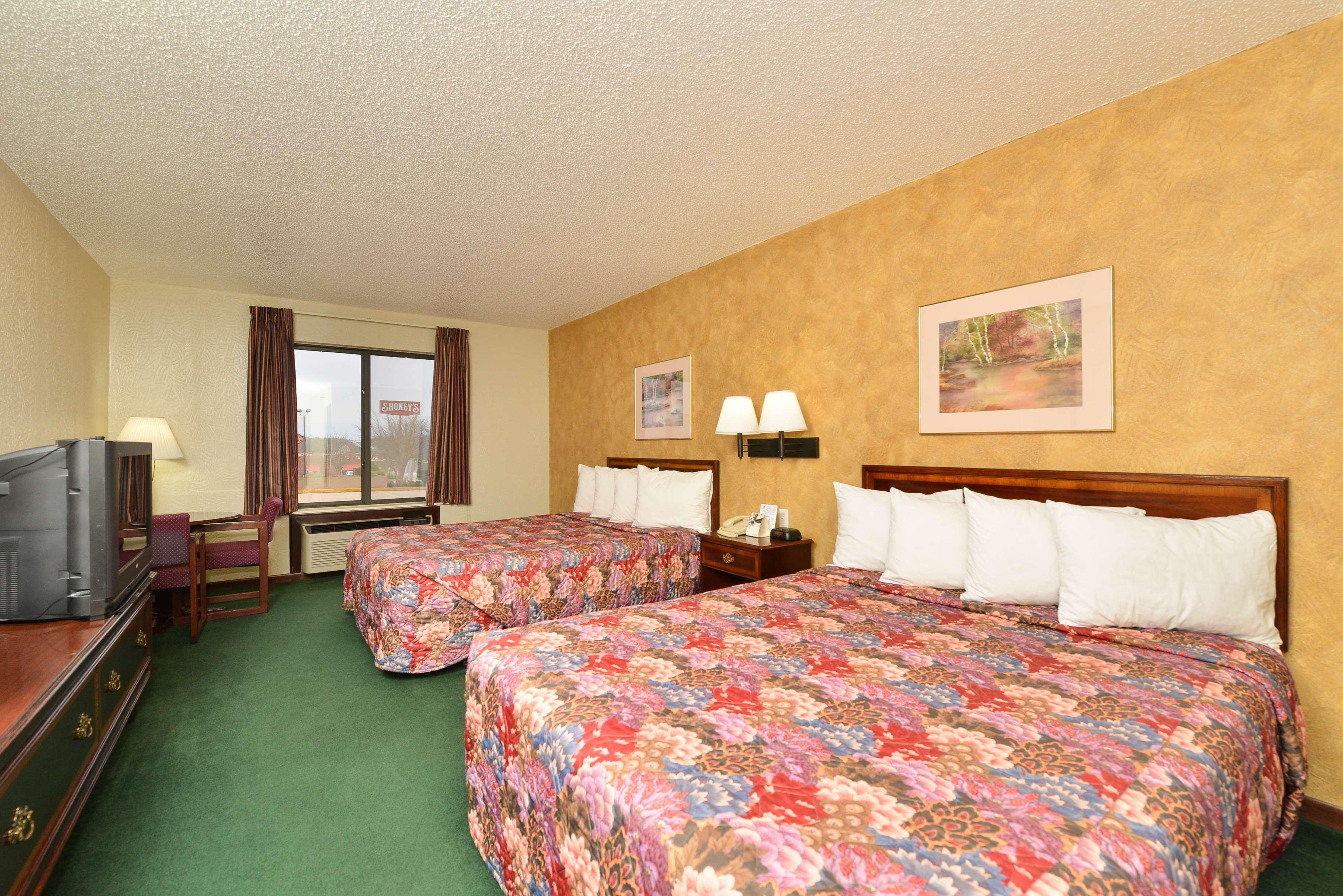 ラディソン ホテル クリチバ エクステリア 写真 A typical Super 8 room