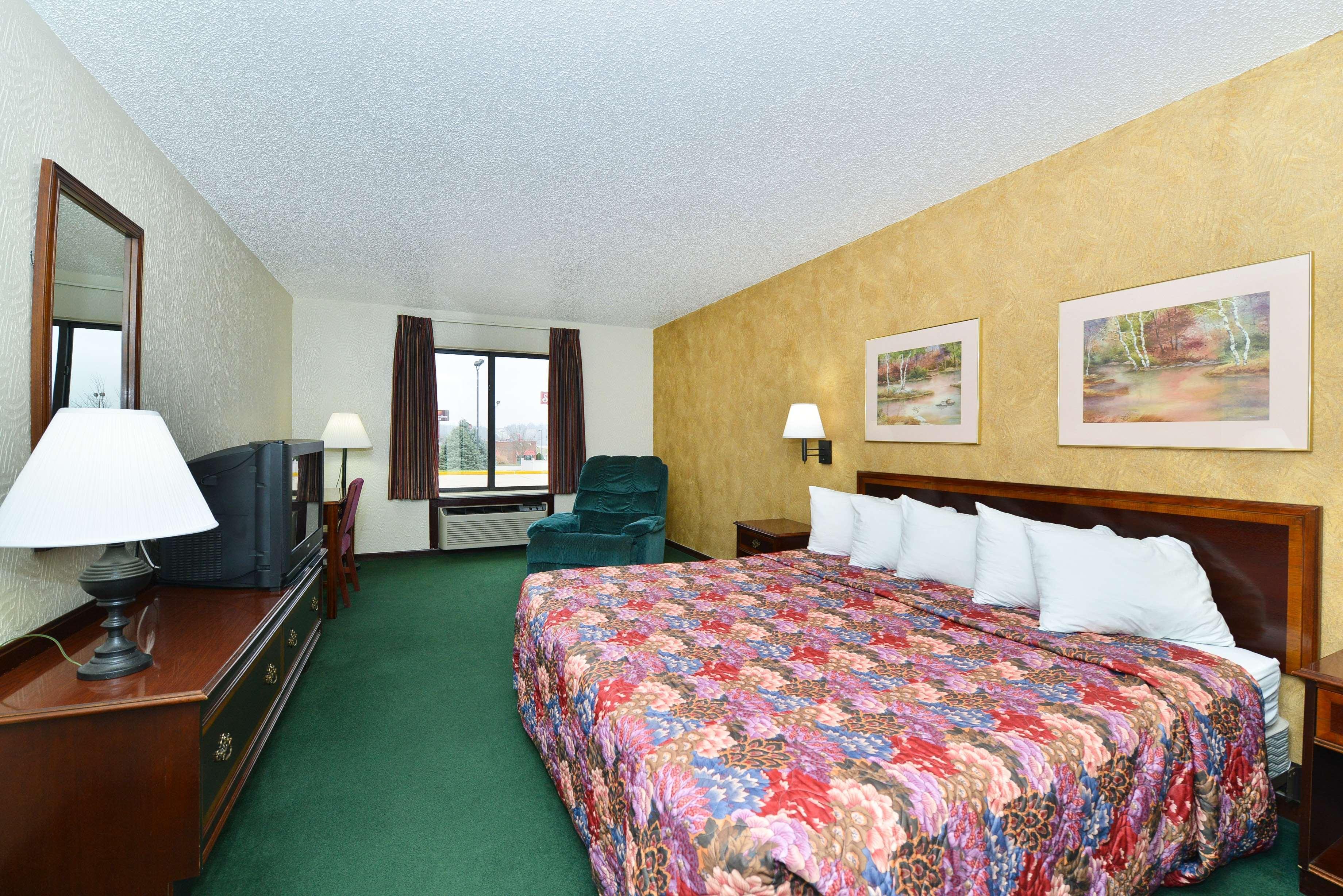 ラディソン ホテル クリチバ エクステリア 写真 A typical Super 8 room