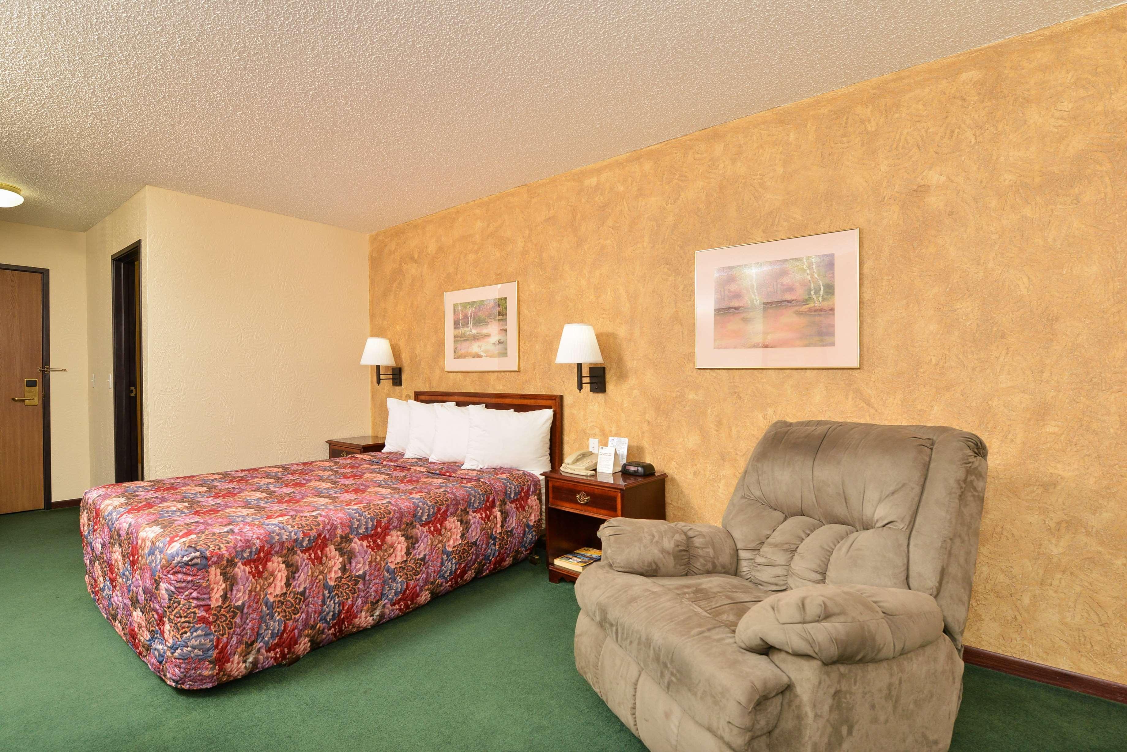 ラディソン ホテル クリチバ エクステリア 写真 A typical Super 8 room