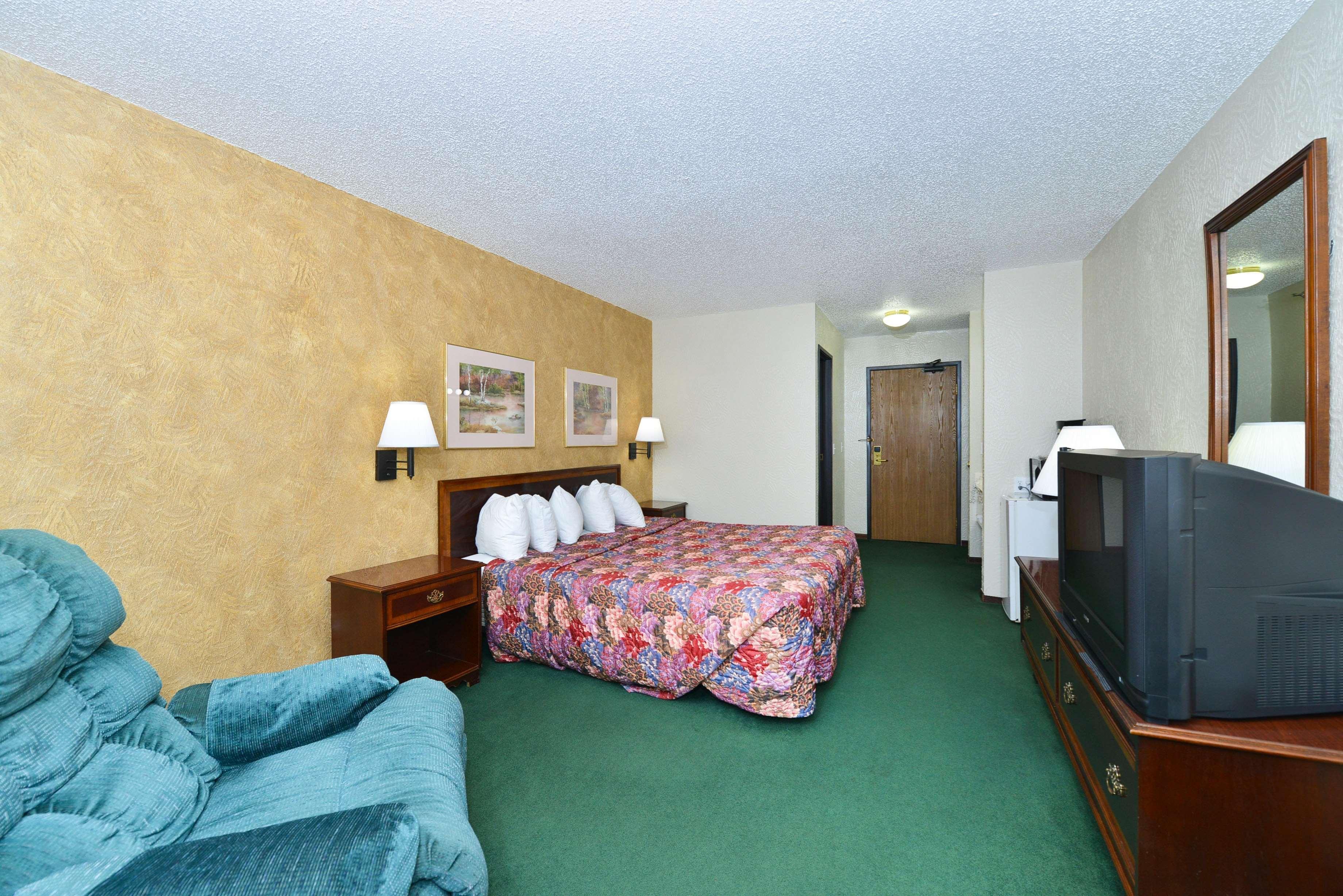 ラディソン ホテル クリチバ エクステリア 写真 A typical room at the Quality Inn in Manchester, New Hampshire