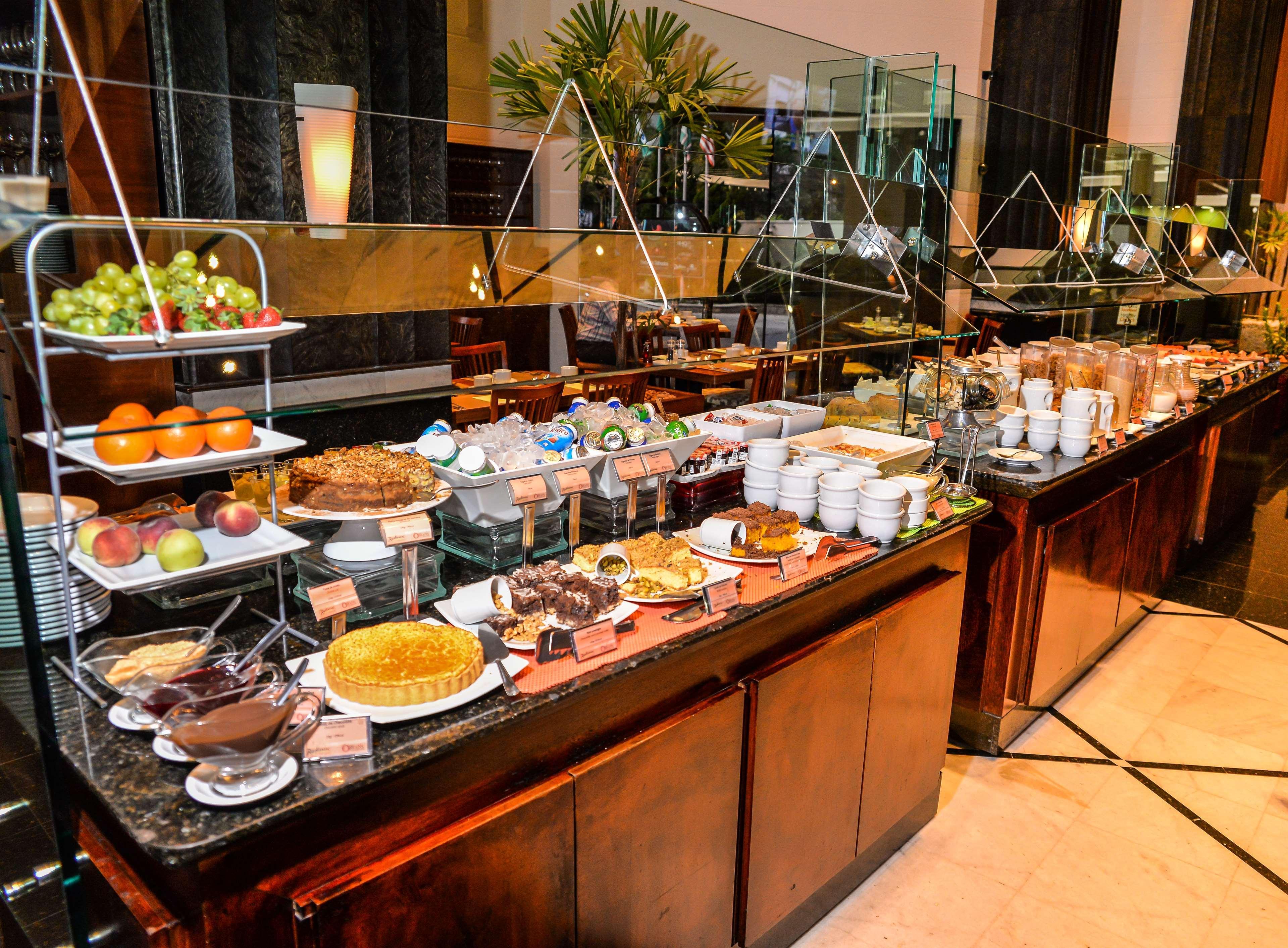 ラディソン ホテル クリチバ エクステリア 写真 A dessert buffet