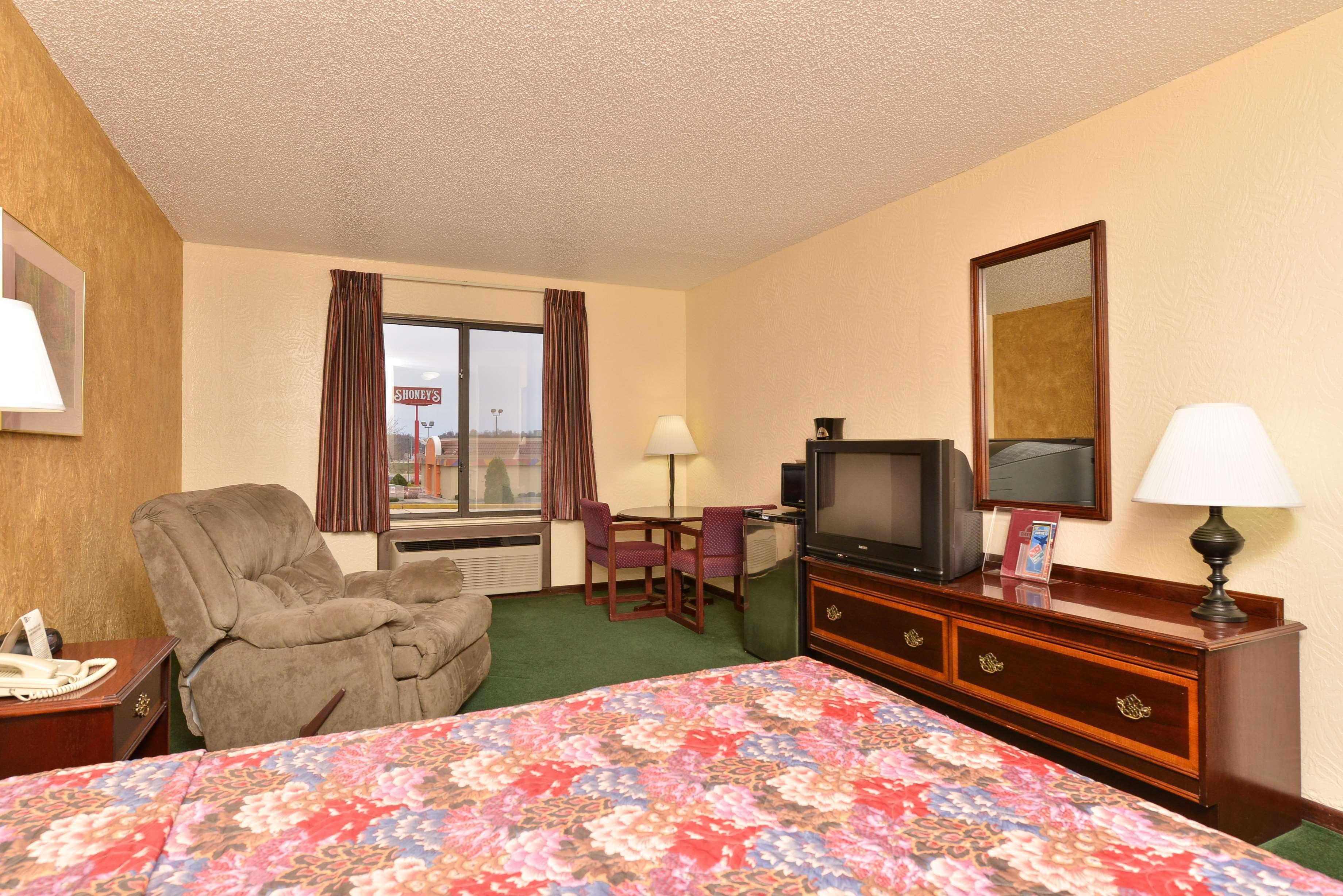ラディソン ホテル クリチバ エクステリア 写真 A typical Super 8 room