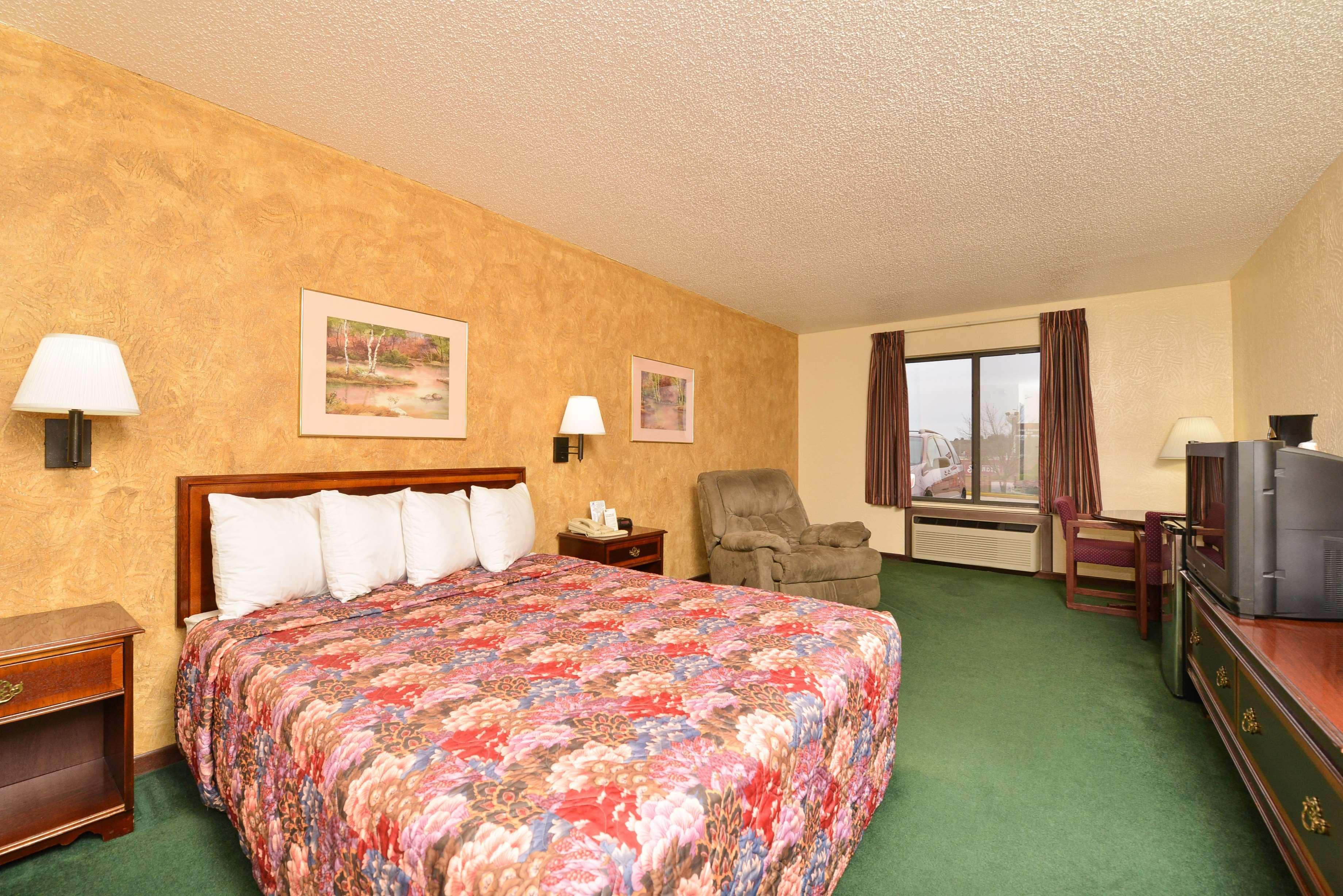 ラディソン ホテル クリチバ エクステリア 写真 A typical Super 8 room