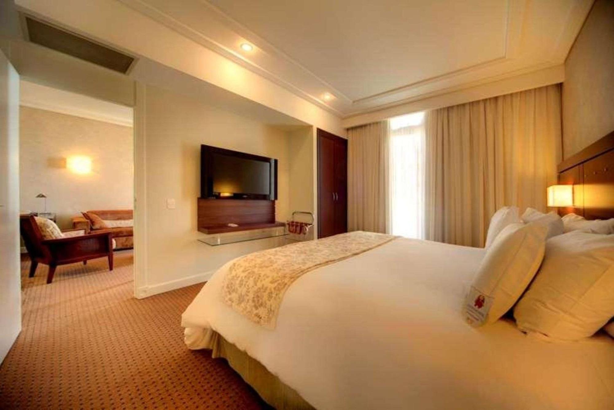 ラディソン ホテル クリチバ エクステリア 写真 A bedroom at the hotel