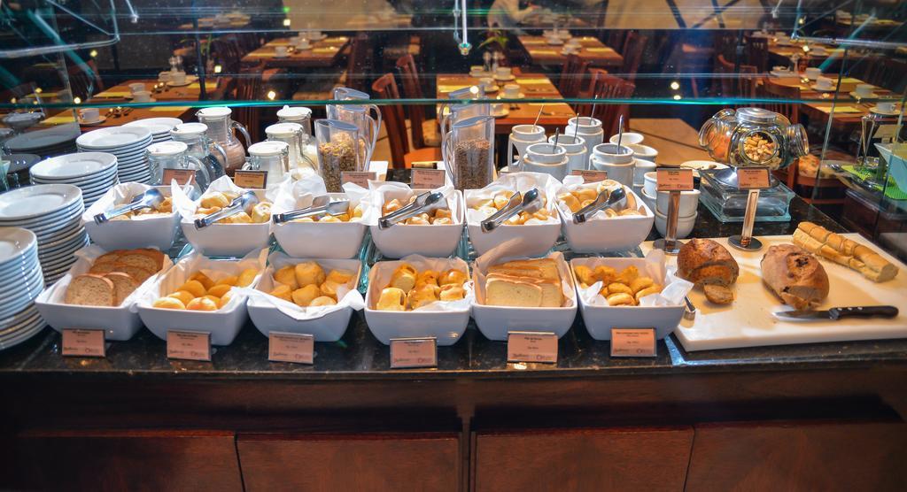 ラディソン ホテル クリチバ エクステリア 写真 A buffet at a hotel